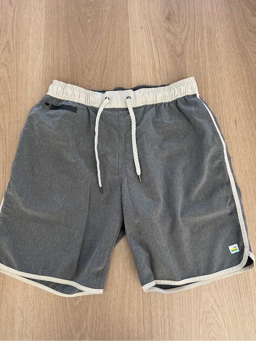Vuori Men’s Gray Drawstring Athletic Shorts Size Medium